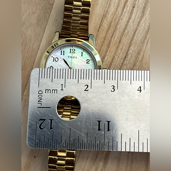 Timex Ladies Watch Indiglo Pearlescent Dial Gold Tone Stretch Band WR30M - Picture 8 of 8